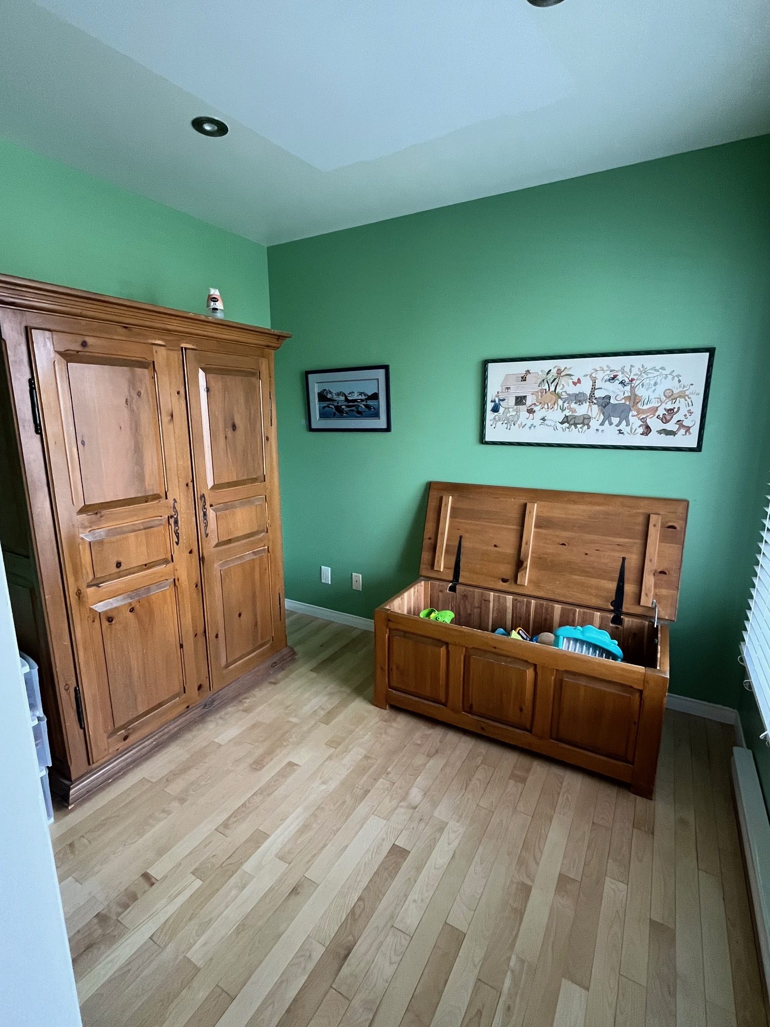 Le mudroom avant les travaux : murs verts, armoire antique en pin, coffre à jouets et fenêtre, résidence de Québec